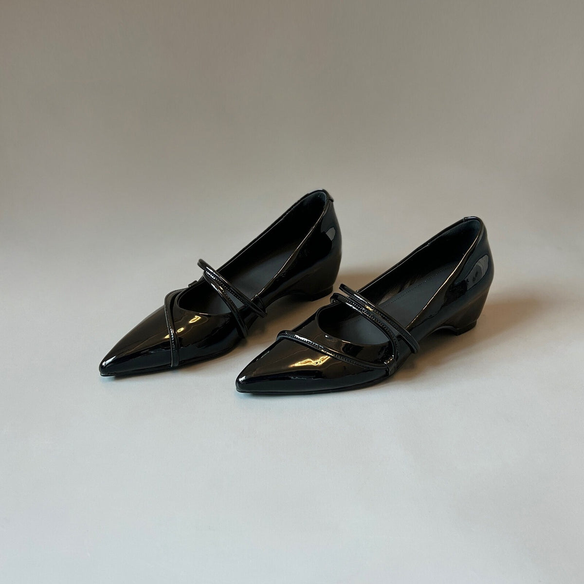 5.5cmインヒール クロスストラップ エナメル ポインテッドパンプス 商品画像