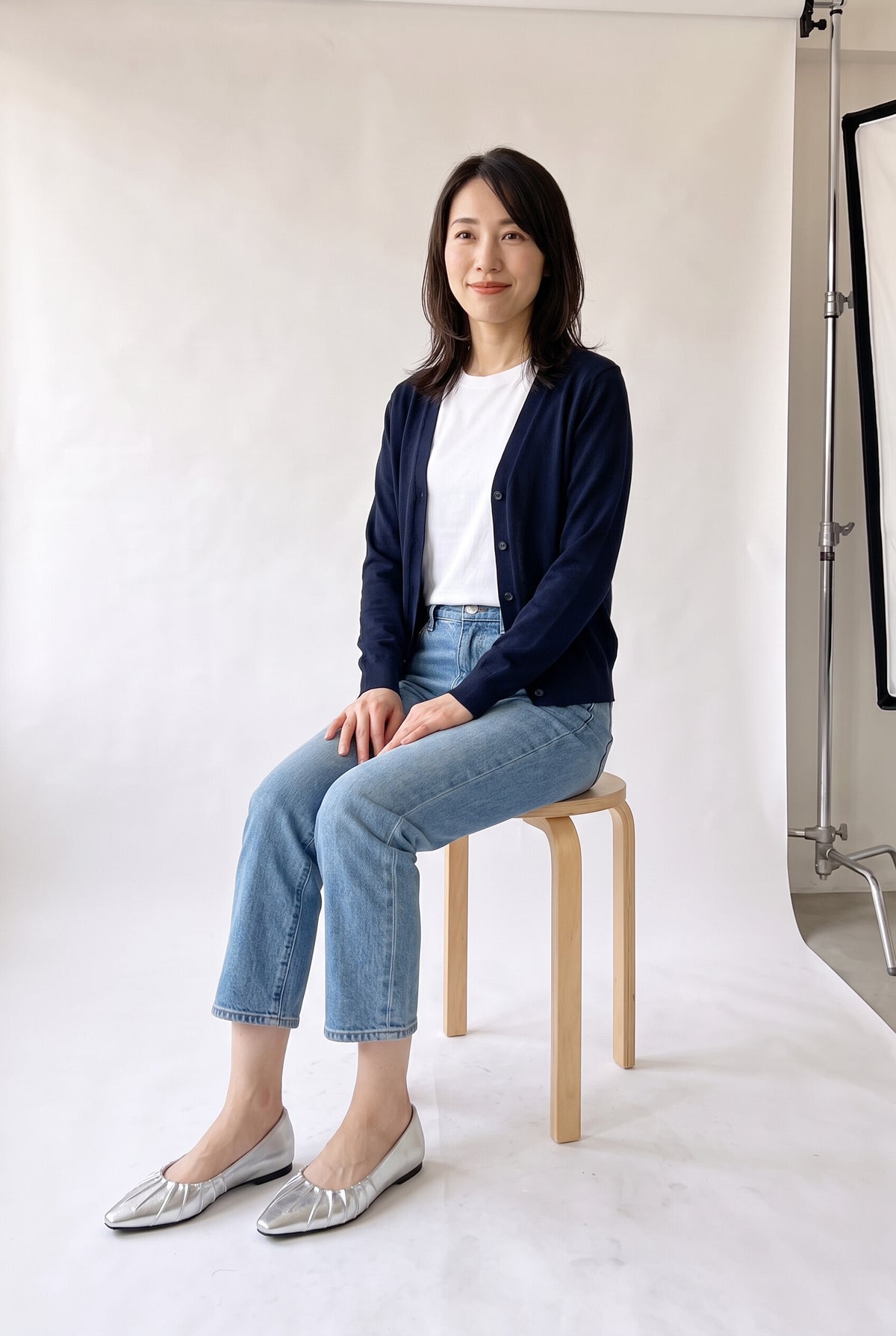 インヒール ギャザー メタリックポインテッドパンプス シルバー 座り 着用