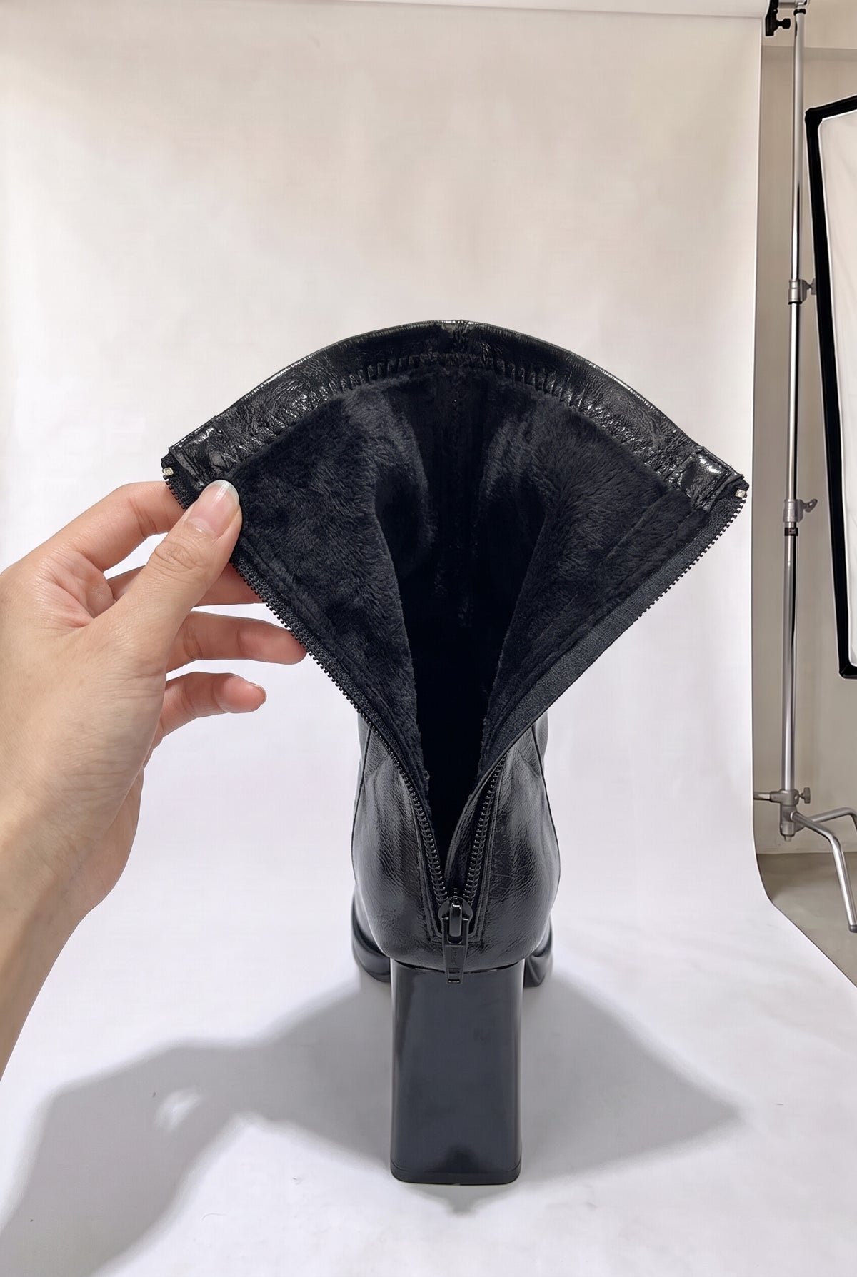 ポインテッドトゥ チャンキーヒール ショートブーツ(約9cm) ブラック(裏起毛) 裏地