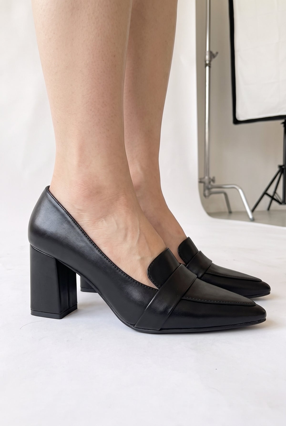 ポインテッドトゥ ヒールローファー(5cm・7cm チャンキーヒール) ブラック 7cm サイド 足元