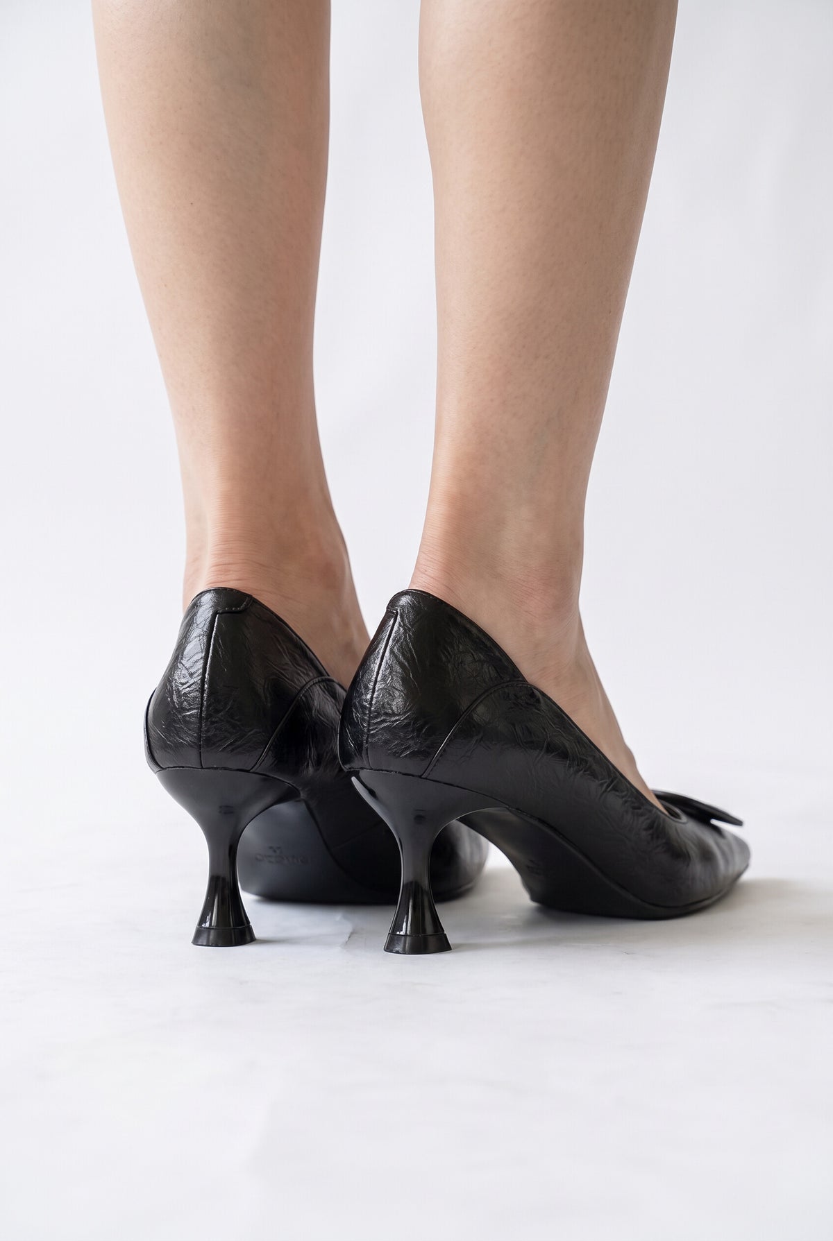 スクエアバックル ポインテッドパンプス(5cm・7cmヒール) ブラック ヒール バック 足元
