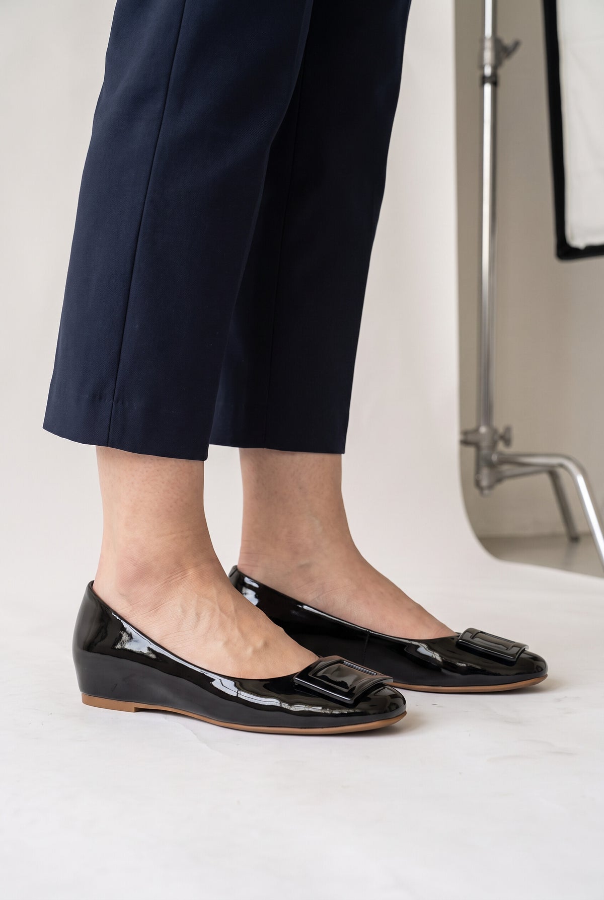 4cmインヒール スクエアバックル エナメルパンプス ブラック サイド 足元