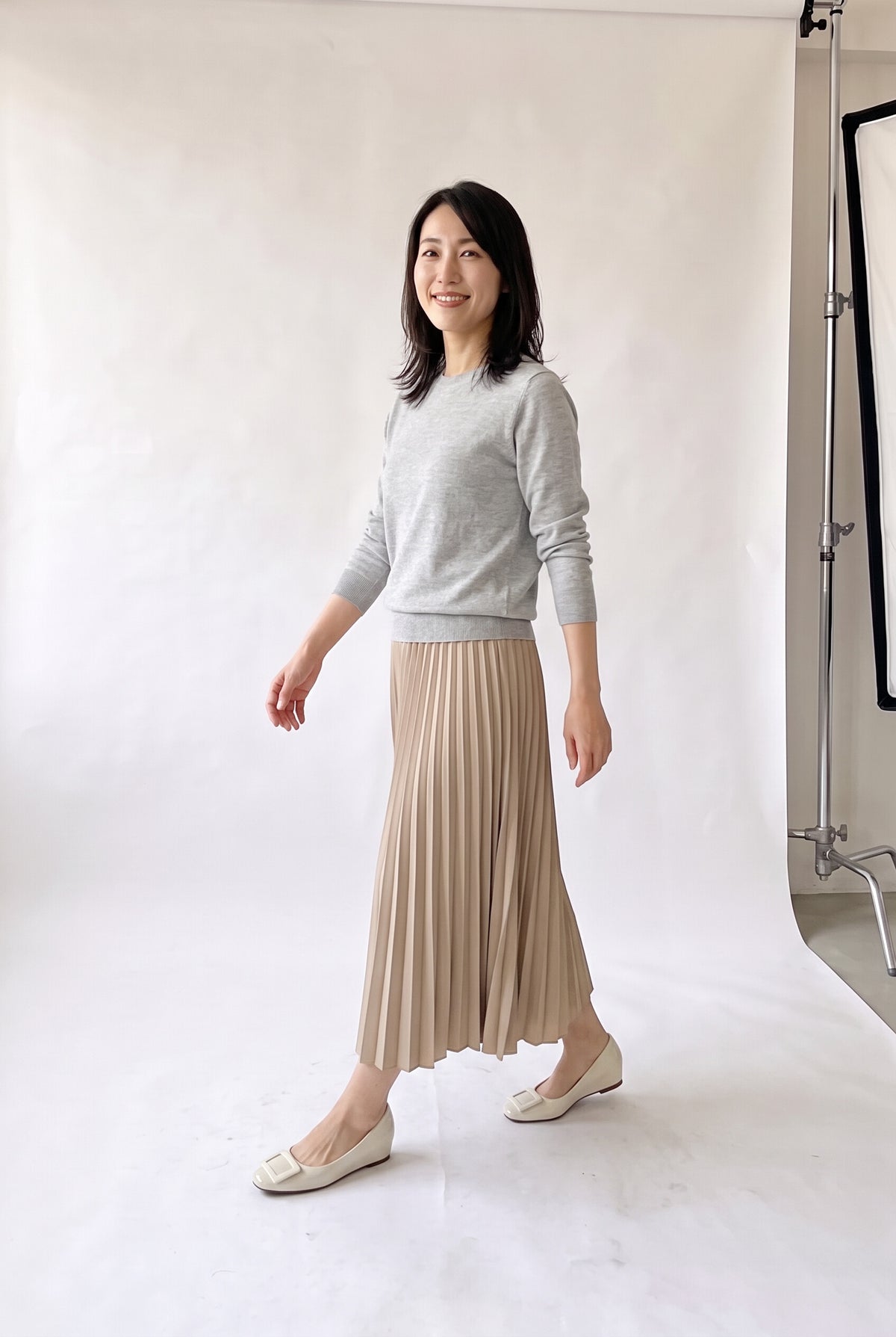 4cmインヒール スクエアバックル エナメルパンプス アイボリー 正面 着用