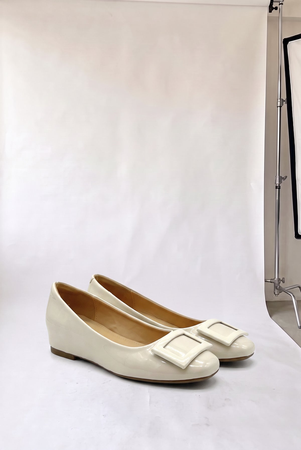 4cmインヒール スクエアバックル エナメルパンプス アイボリー 商品