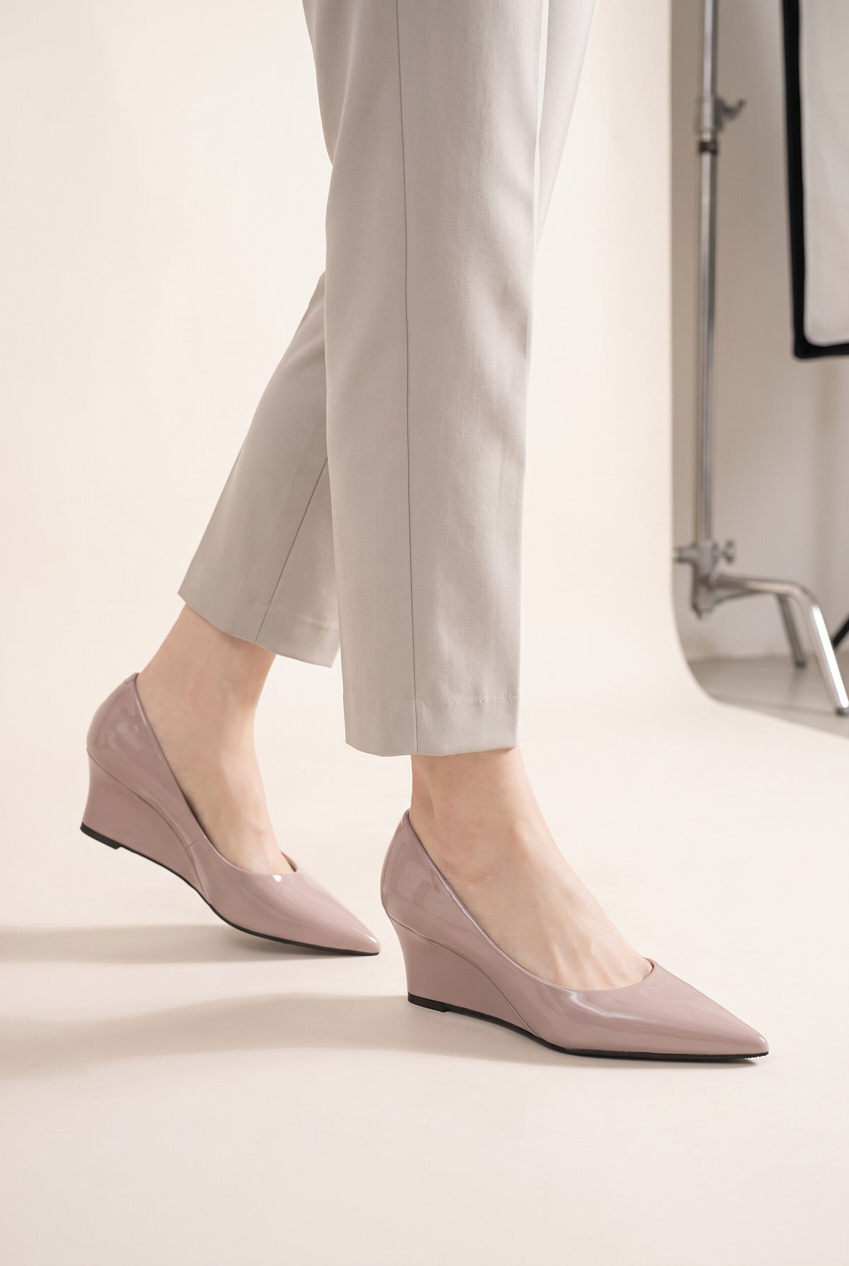 5.5cmウェッジソール エナメルポインテッドパンプス ベージュ 歩き 足元
