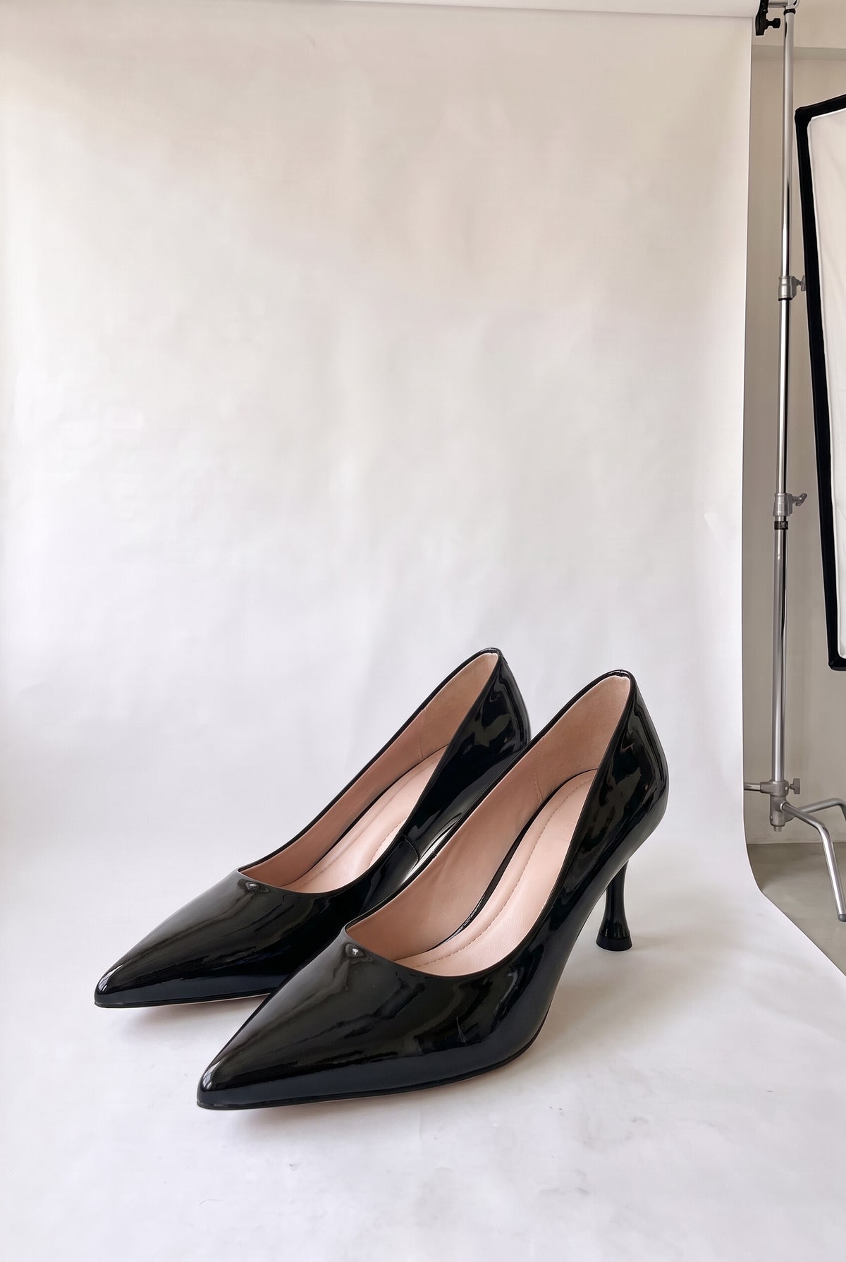 選べるヒール 3/5/7/9cm クッションポインテッドパンプス ブラック（エナメル） 商品