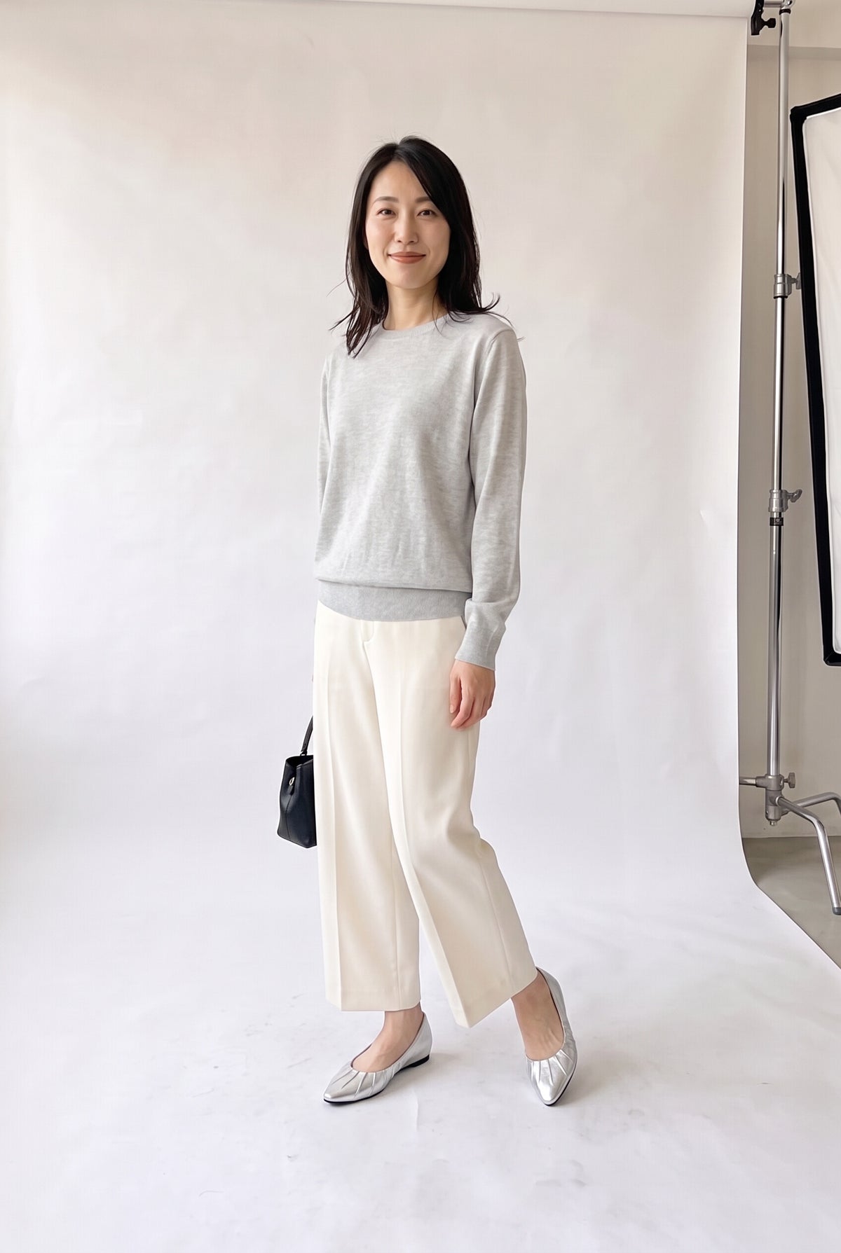 インヒール ギャザー メタリックポインテッドパンプス シルバー 正面 着用
