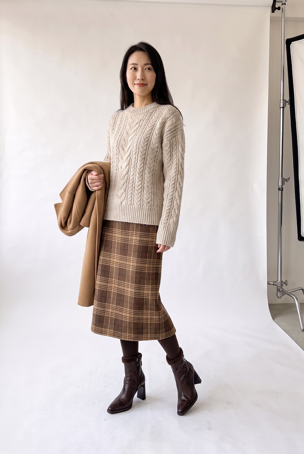ポインテッドトゥ チャンキーヒール ショートブーツ（約9cm） ブラウン（裏起毛） 着用
