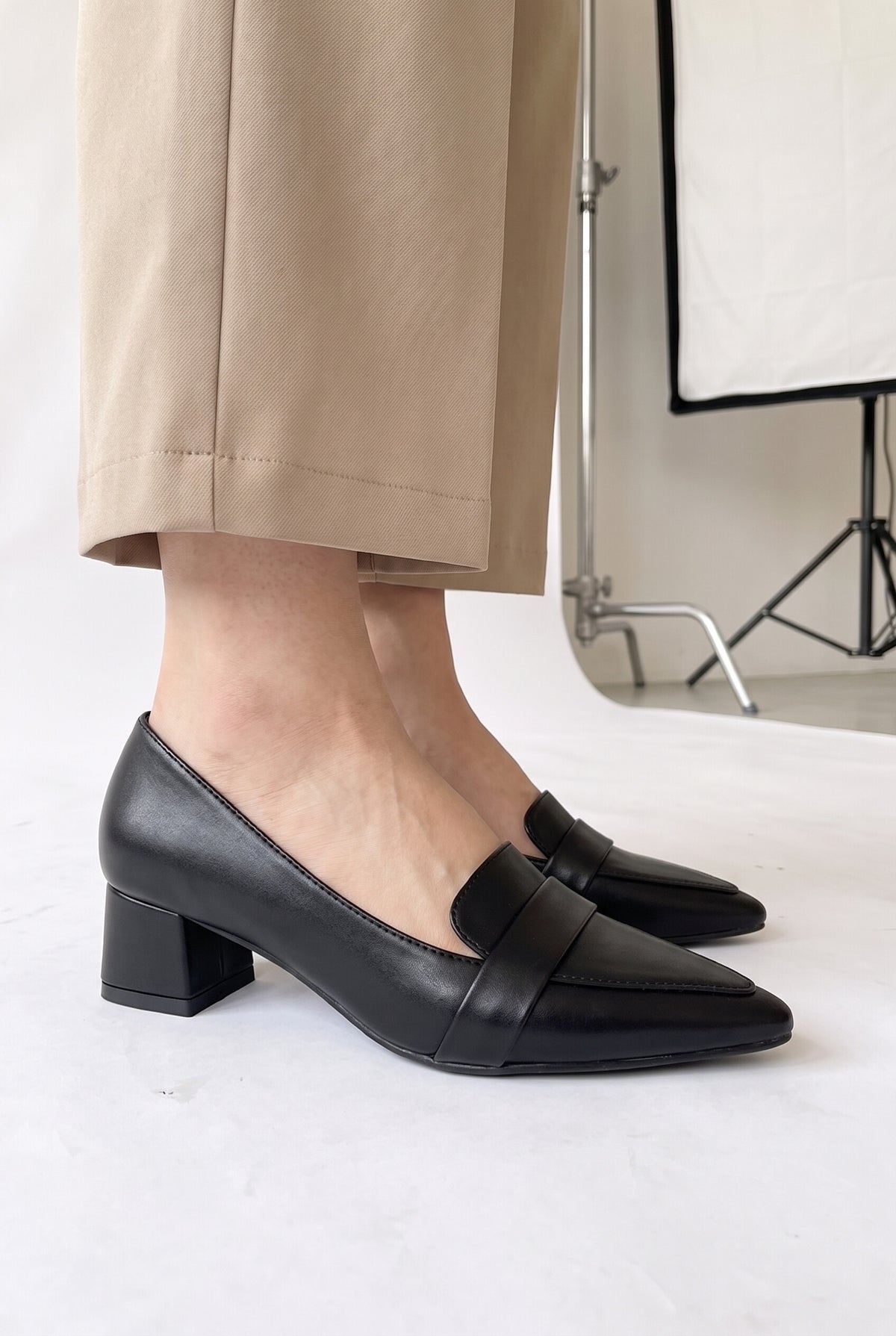 ポインテッドトゥ ヒールローファー（5cm・7cm チャンキーヒール） ブラック 5cm サイド 足元