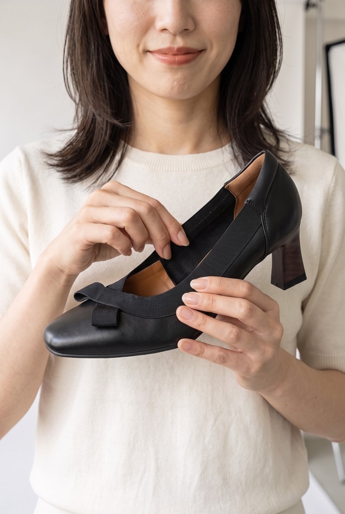 リボン スクエアトゥ チャンキーヒールパンプス（5.5cm・8cm） ブラック 履き口ゴム ディテール
