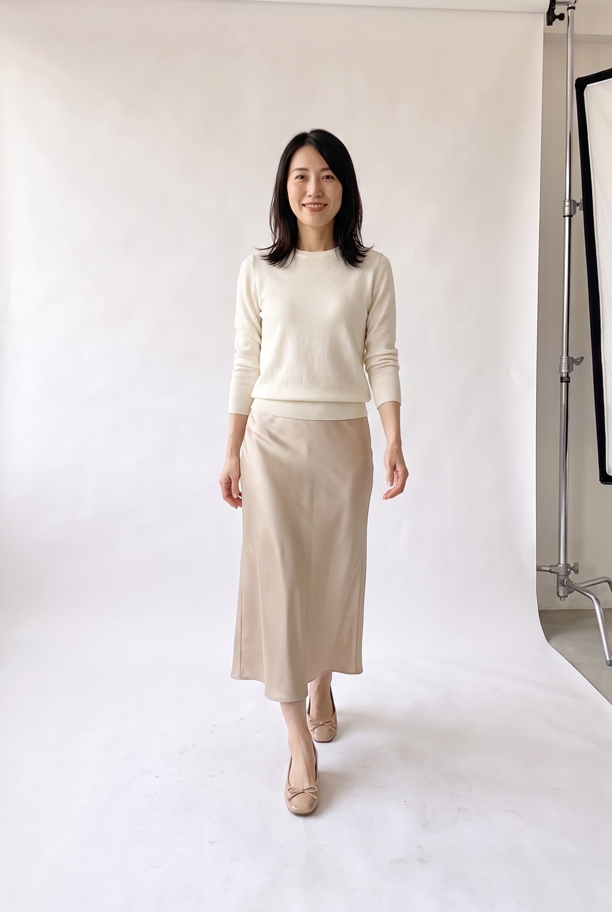 7cmインヒール リボンスクエアトゥ エナメルバレエパンプス ベージュ 着用