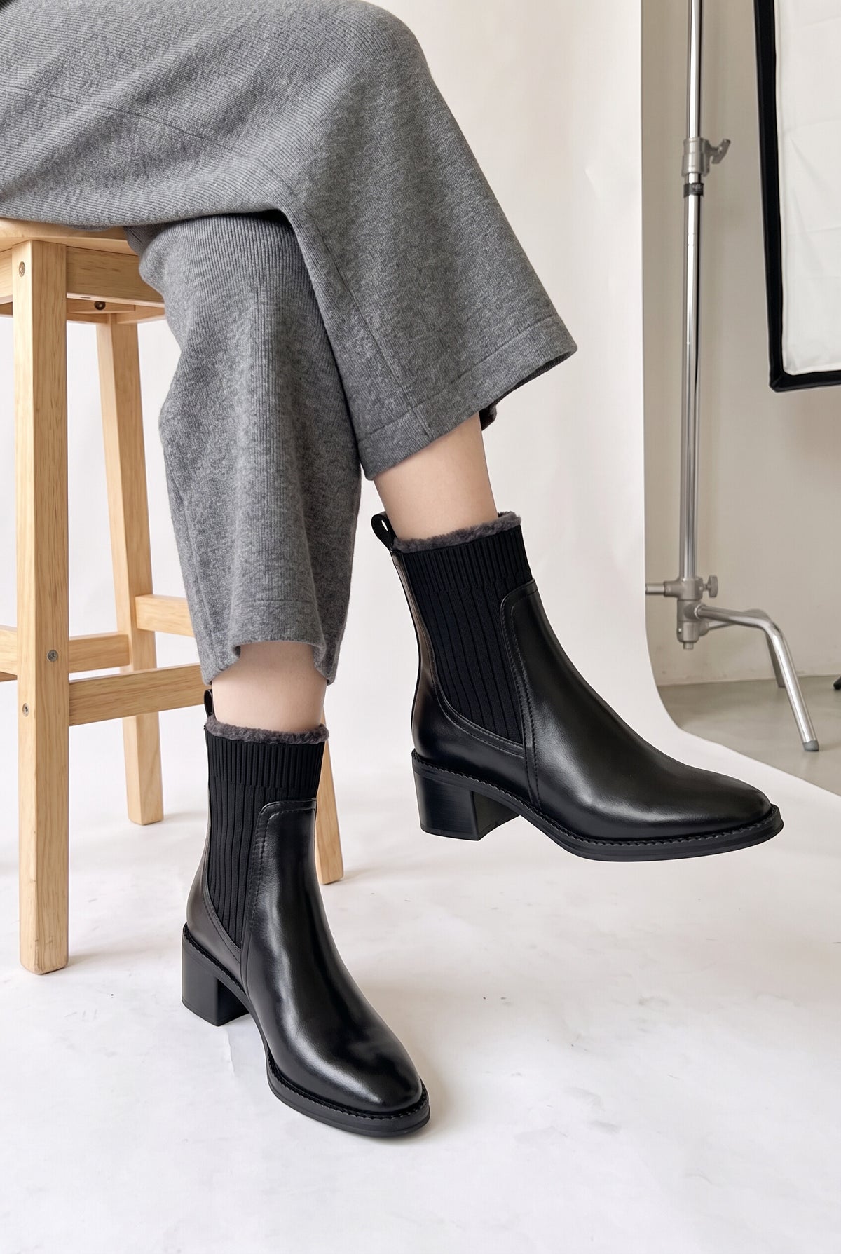 本革×リブニット ソックスブーツ 5.5cmチャンキーヒール ブラック（裏起毛） 足元
