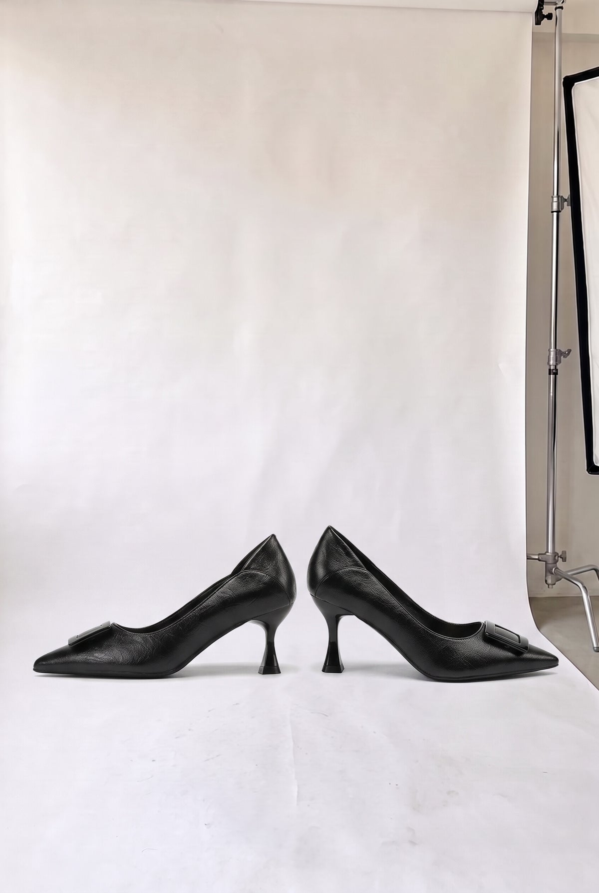 スクエアバックル ポインテッドパンプス（5cm・7cmヒール） ブラック 5cm・7cm ヒール比較