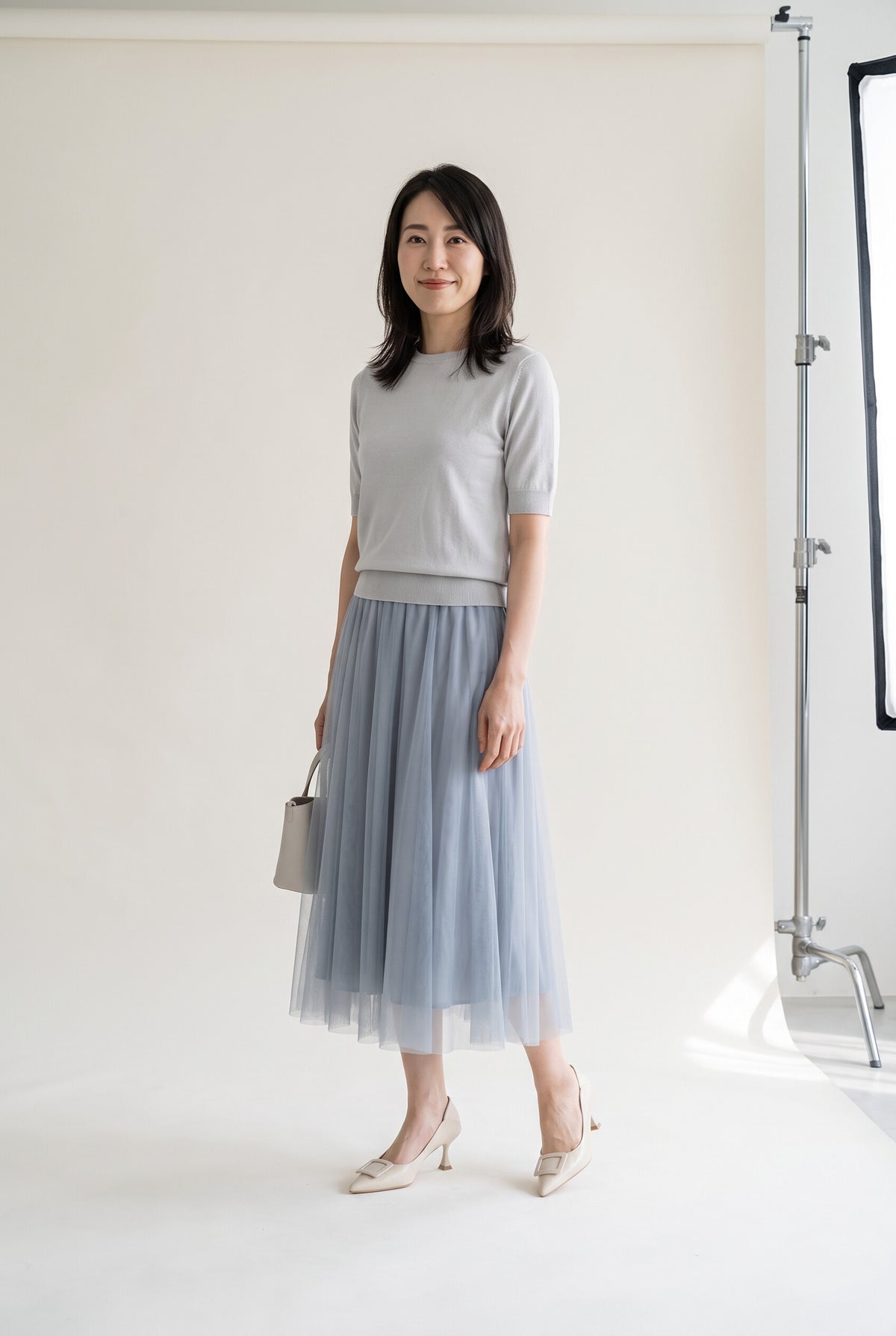 スクエアバックル ポインテッドパンプス（5cm・7cmヒール） アイボリー 正面 着用