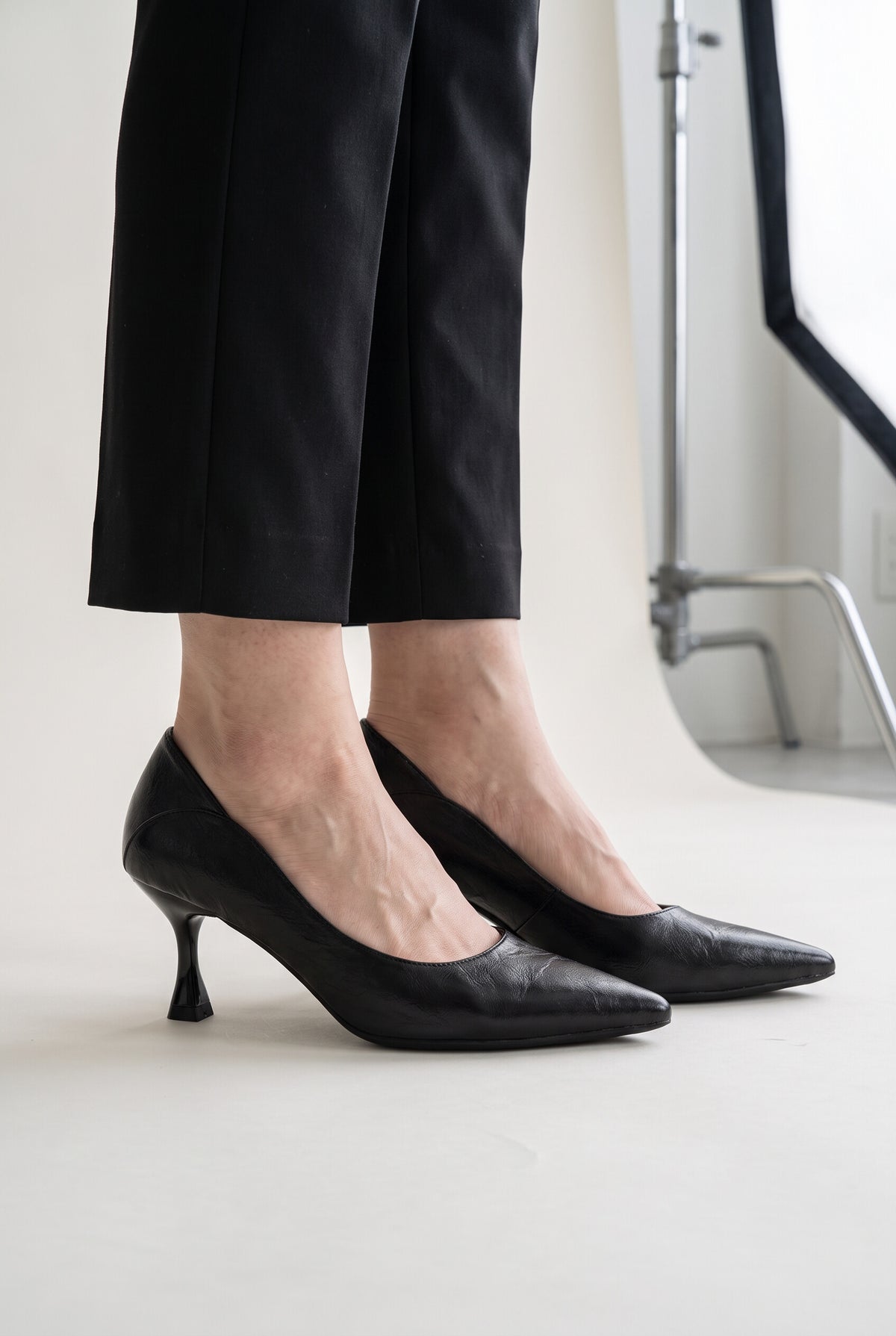 シンプル ポインテッドパンプス（5.5cm・7.5cmヒール）羊革 ブラック サイド 足元