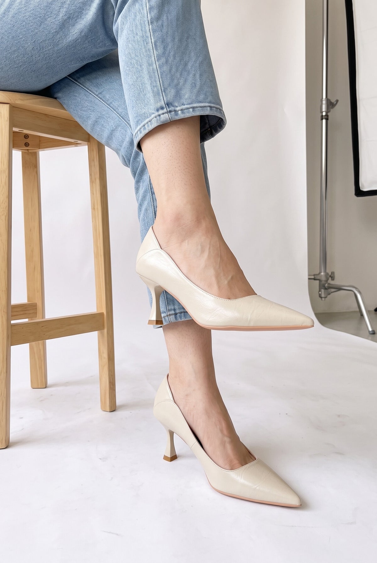 シンプル ポインテッドパンプス（5.5cm・7.5cmヒール）羊革 アイボリー 座り 足元