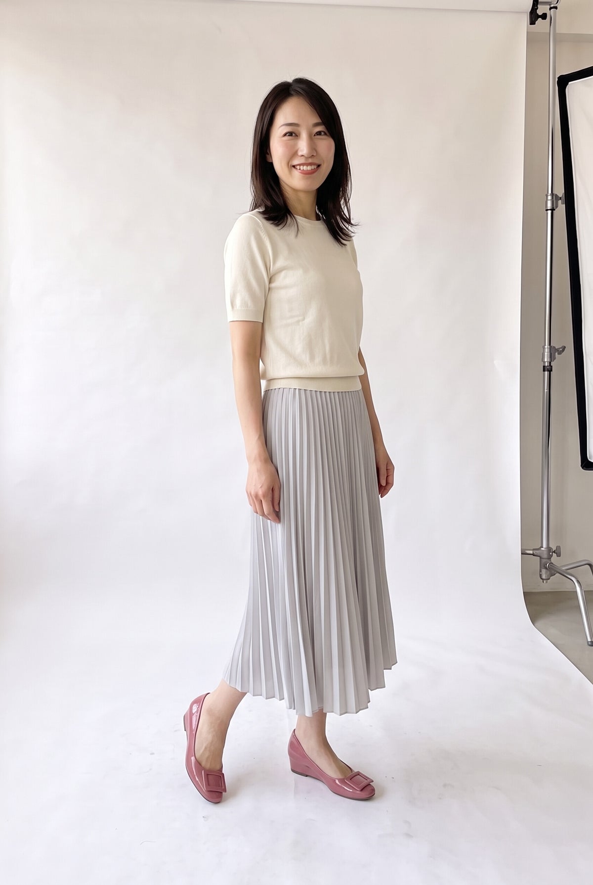 4cmインヒール スクエアバックル エナメルパンプス ローズ 正面 着用