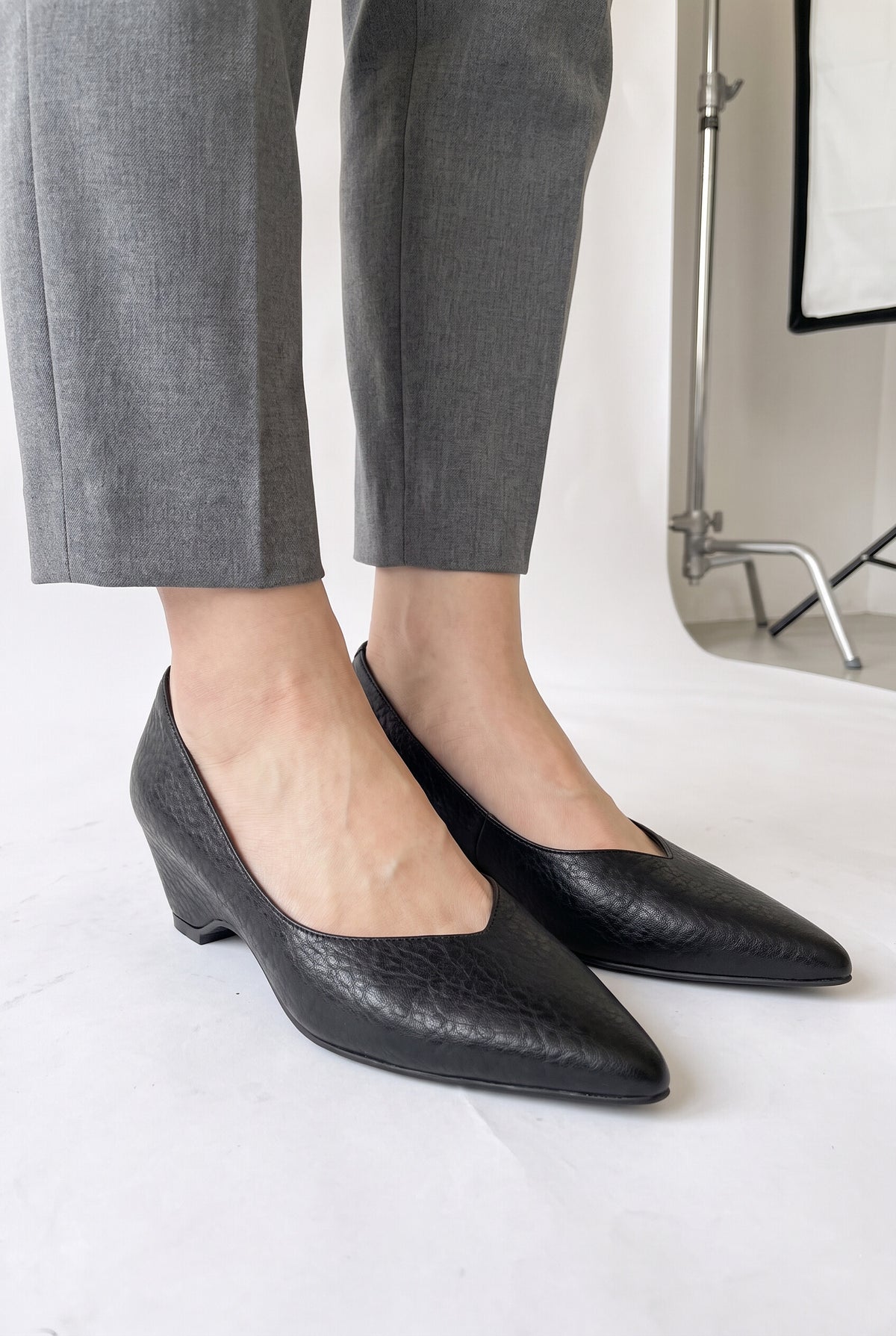5cmインヒール Vカット ポインテッドパンプス ブラック Vカット 足元