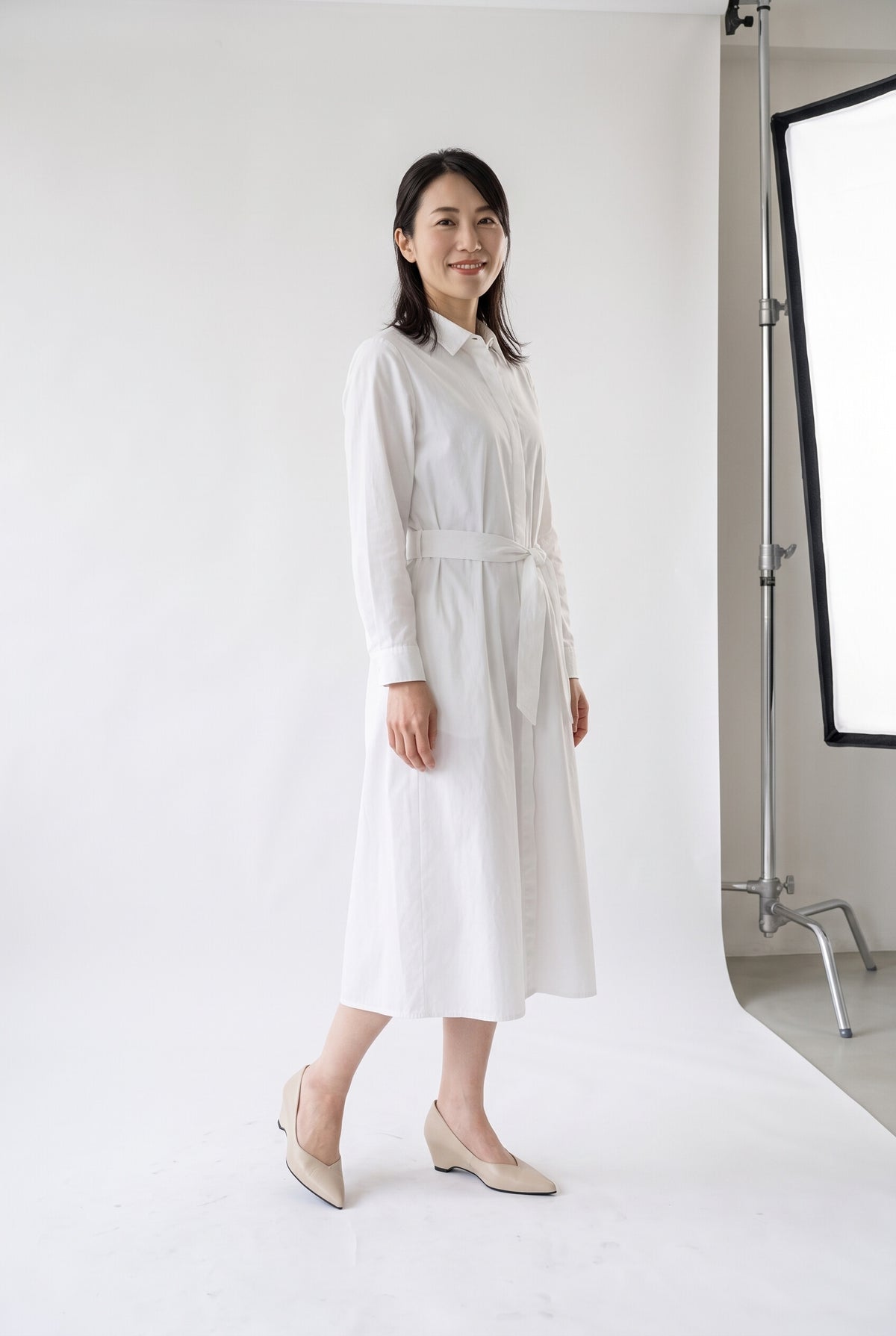 5cmインヒール Vカット ポインテッドパンプス ベージュ 正面 着用