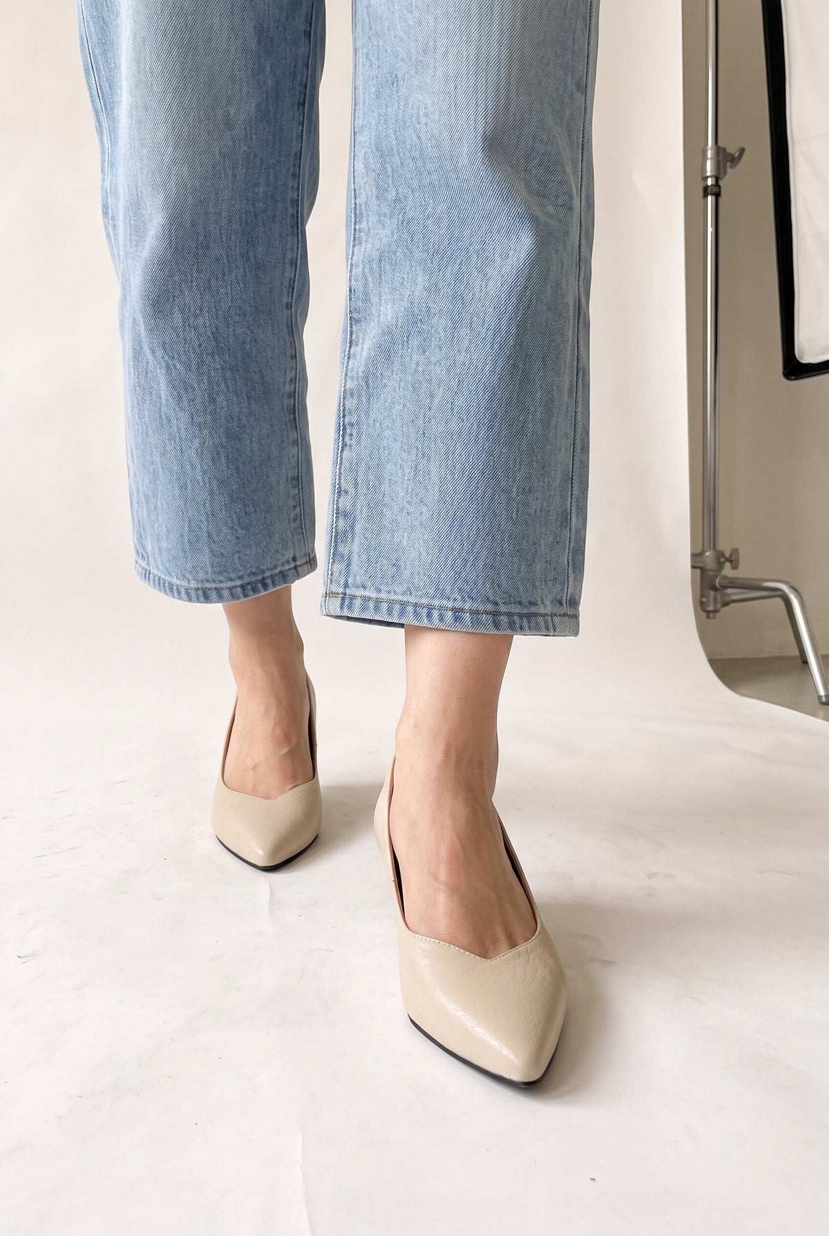 5cmインヒール Vカット ポインテッドパンプス ベージュ 歩き 足元