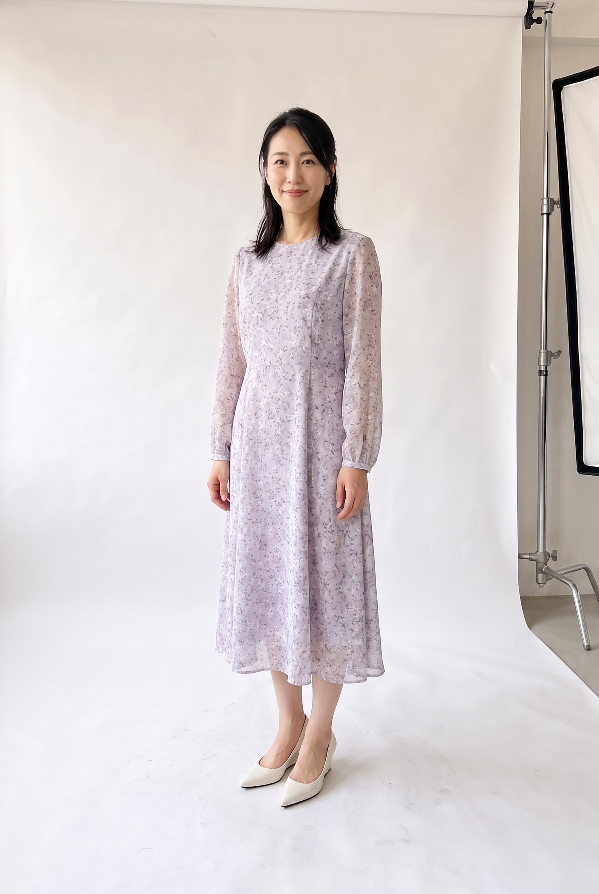 5.5cmウェッジソール エナメルポインテッドパンプス アイボリー 正面 着用